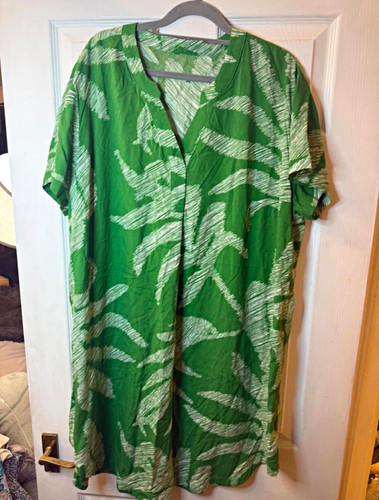 Green white abstract neck - green/white, v-neck
