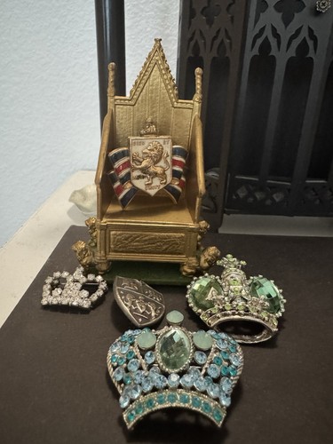 Coronation chair crowns pins - chair,
