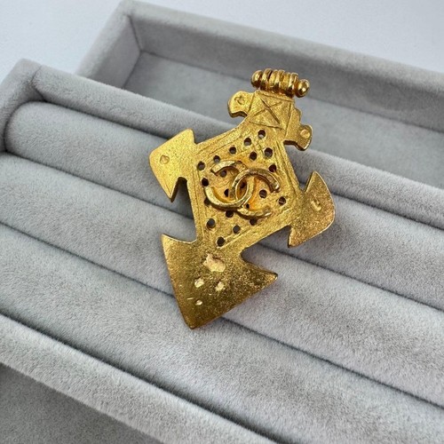 Chanel 94p gold logo brooch - chanel,
