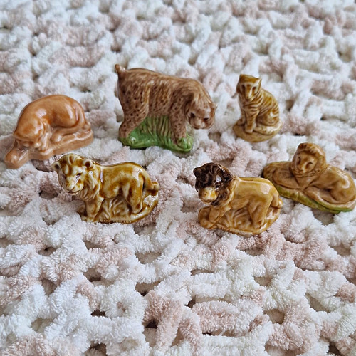 Wade lion tiger figurines - lion,