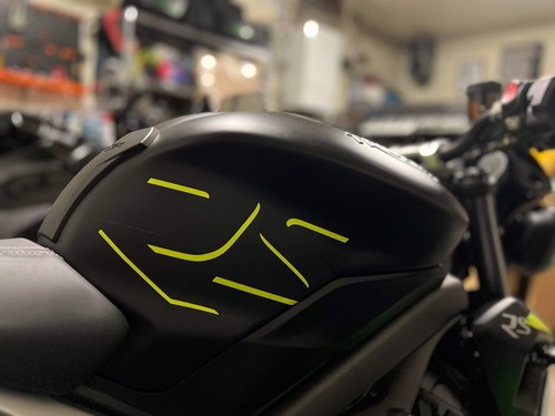Triumph street triple - triumph, tank
