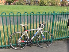 Kids/Youth Road Racing Bike - Moda Major - White/Blue/Red - Good Condition