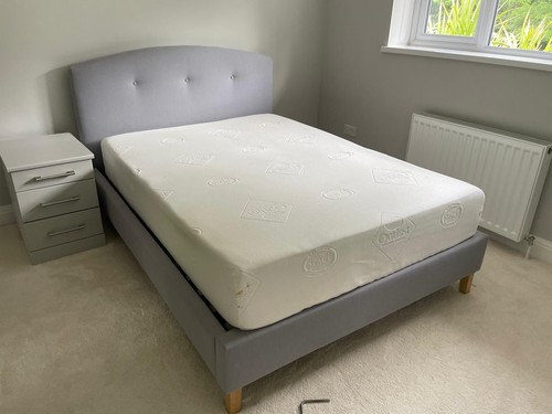 Double bed with headboard