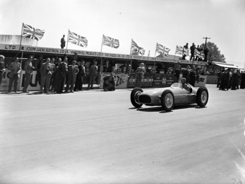 Raymond mays demonstrates - mays,