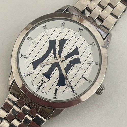 Quartz watch pre loved - ny,