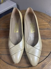Salvatore Ferragamo Vintage Women's Ivory Heals Size 9 Us