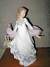 LLADRO  FIGURINE 5898 'SPRING