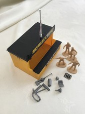 SCALEXTRIC PIT STOP BUILDING AND FIGURES 1/32 SLOT CAR ACCESSORY