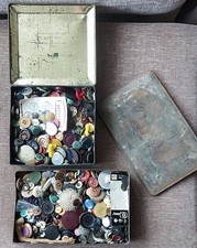 Antique Tins With Over 1.8 Kg Of Vintage Buttons Including Bakelite, Fibre Art