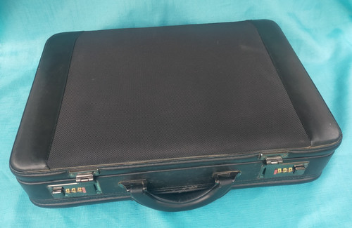Briefcase black lockable hard - black,