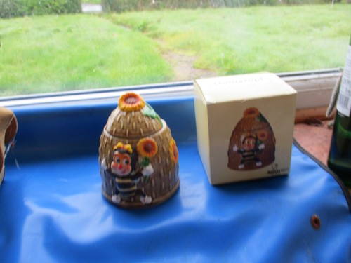 Honey pot with - pot, bee