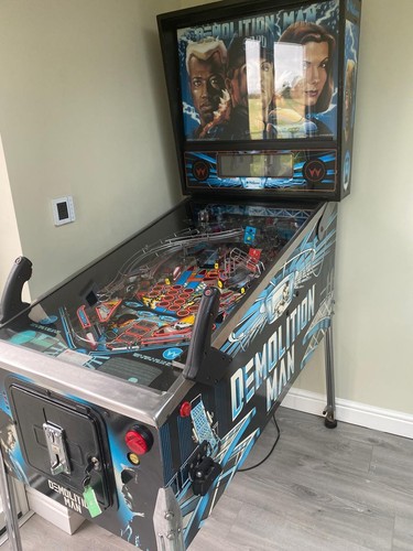 Demolition man pinball machine - man,