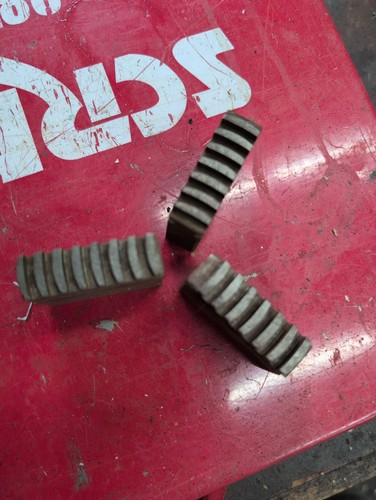 Self centring jaw - chuck, jaws
