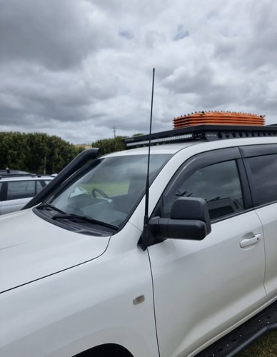 Passenger uhf radio antenna