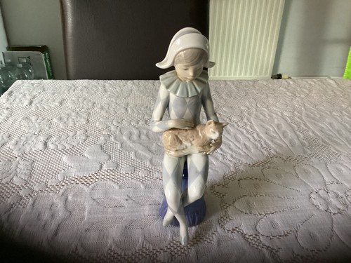 Nao lladro lady with cat - with, a