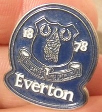 RARE, VINTAGE ENAMEL FOOTBALL SUPPORTERS BADGE - EVERTON FC - GOOD, USED