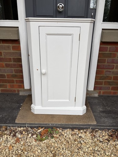 Painted pine corner - painted,