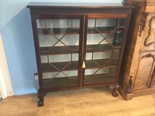 A VERY FINE QUALITY ANTIQUE MAHOGANY BOOKCASE, CHIPPENDALE STYLE CIRCA 1900.