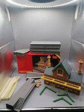 hornby railways booking hall and platform with fencing