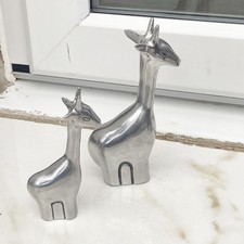 small set metal giraffe