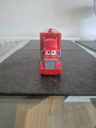 Lightning mcqueen track - lightning,