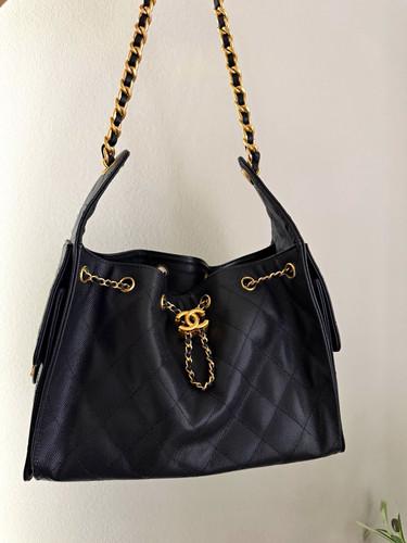Quilted shoulder bag size