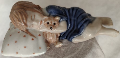 Girl sleeping with - with, teddy