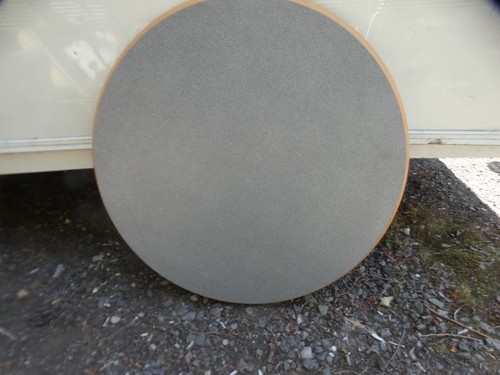 Lovely circular caravan - , table