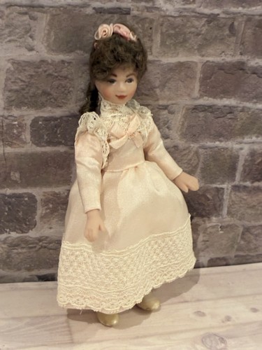 Dolls house scale - house, 1/12