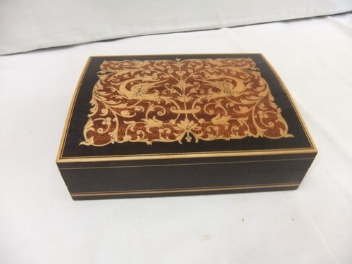 Beautiful black lacquered - lacquered, box
