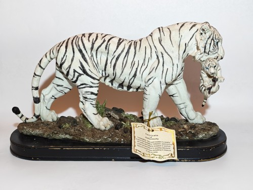 White tiger with cub statue - cub,