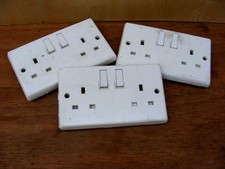3 VINTAGE CRABTREE DOUBLE ELECTRIC SOCKETS-SWITCHED-ALL TERMINAL SCREWS PRESENT-