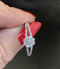 LOVELY 9CT 375 9K WHITE GOLD DIAMOND CLUSTER RING. SIZE Q 1/2 - R.