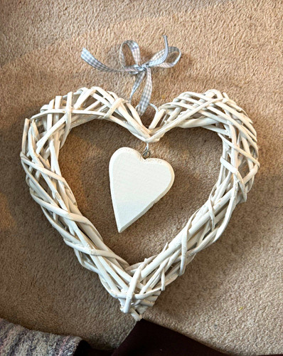 White wicker wood heart wall - white,