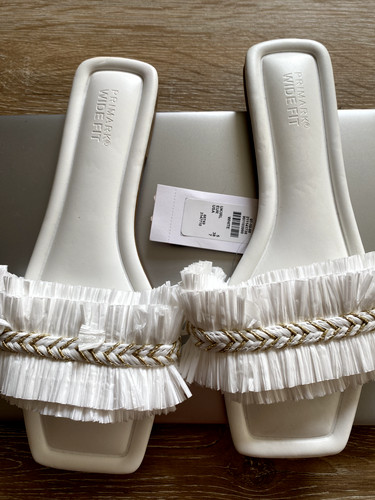Bnwt wide fit - wide, gold