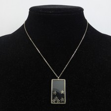 Floating Locket Style