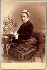 CABINET CARD LADY & PLANTER