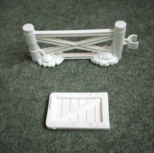 FISHER PRICE LITTLE PEOPLE  WHITE FARM FENCE  + BARN STABLE DOOR GATE   COMBINE