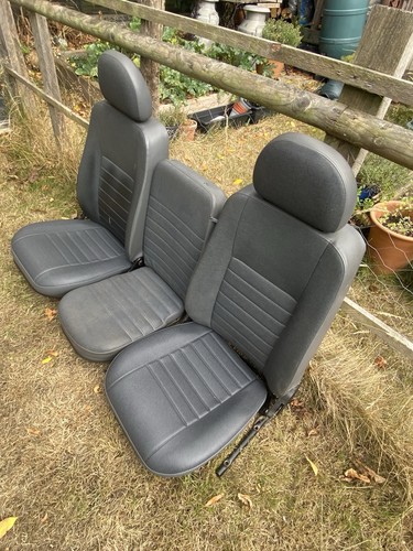Land rover defender - land, seats