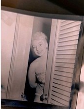 1950s blonde woman pinup pose