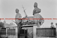 F002076 Huge figureheads at