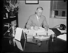 Photo:Man at Desk Office