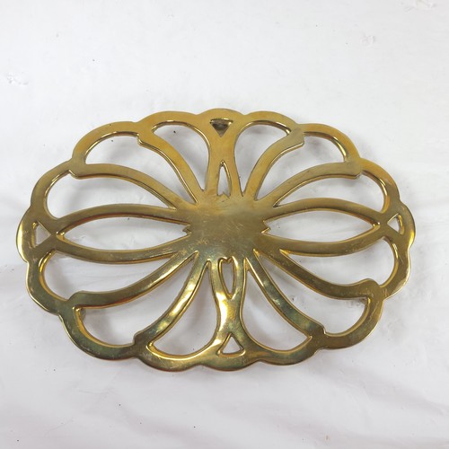 Vintage brass tone oval trivet - oval,