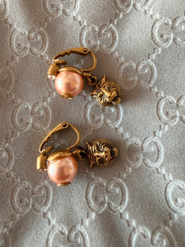 Pink pearl gucci clip - pearl, on