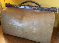 Lovely Large Vintage Leather Doctors / Gladstone Bag With Brass Fittings