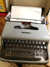 Vintage Olivetti Lettera 22 Typewriter with case and dust civer