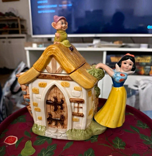 Disney snow white cottage - disney,