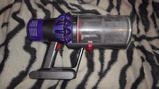  Dyson V10 body powers on