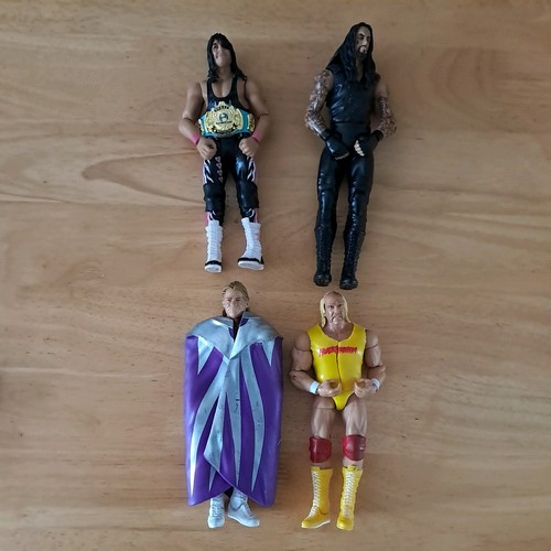 Wwe wrestling figures - 4x,