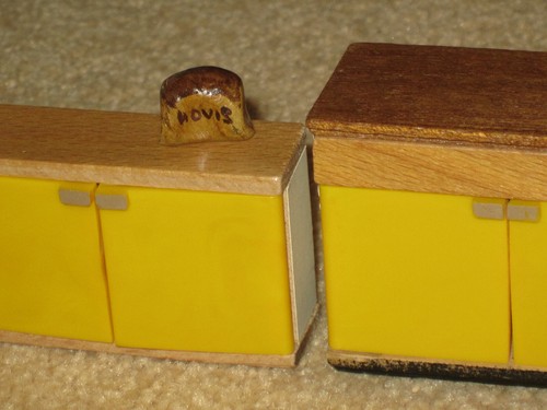 Vintage 1970 doll house - doll's,